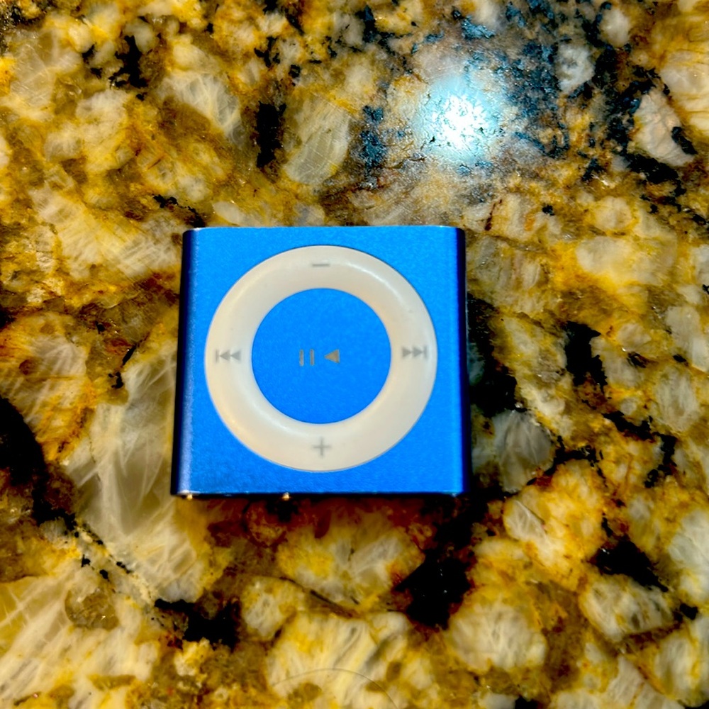APPLE IPOD SHUFFLE 4TH GENERATION MD778LL/A 2GB metallic blue, in original box